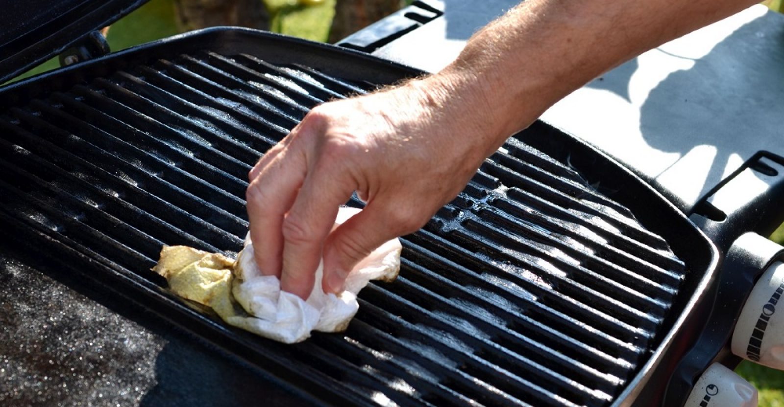 How to clean a charcoal grill grate?