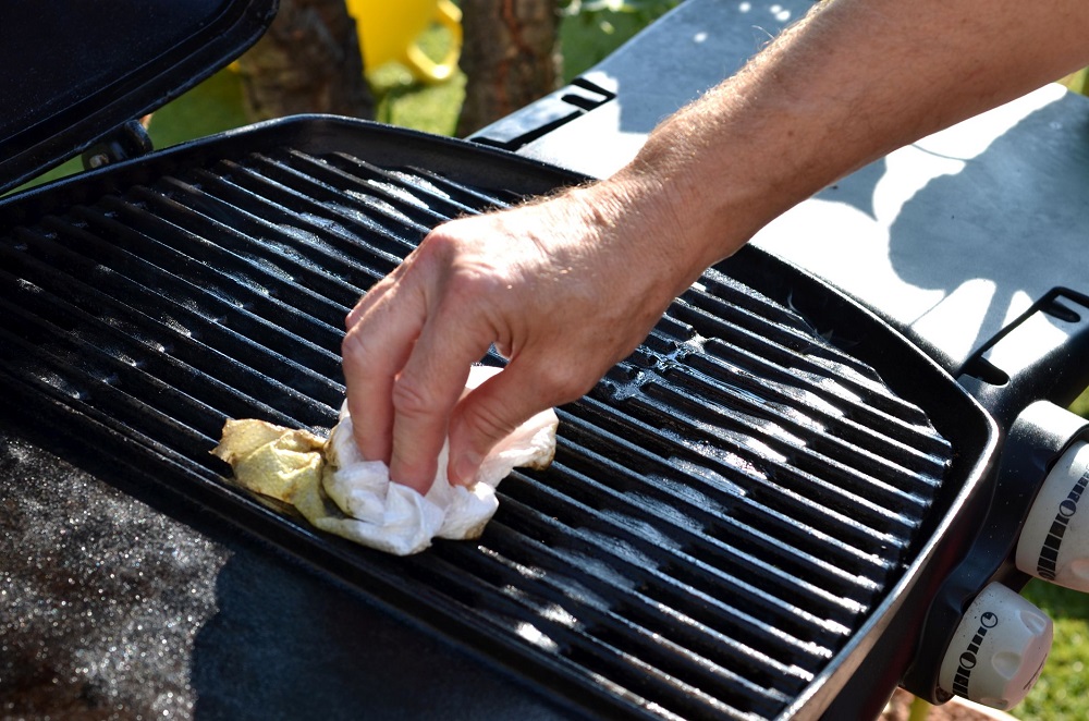 How to clean a charcoal grill grate?