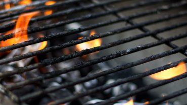 Lid Open Or Closed When Grilling Steak