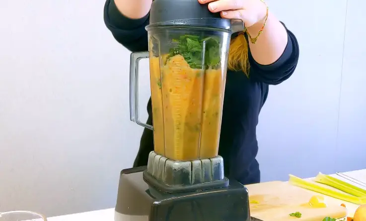 How To Juice With The Vitamix
